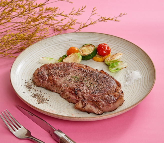 微风信义Trine & Zen于10/19(四)至10/22(日)推出肋眼牛排，内用买1送1。(微风提供)