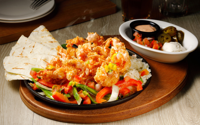 微风松高TGI FRIDAYS即日起至11/6(一)期间，于TGI FRIDAYS单笔消费满1,200元，即可免费享用蹦跳炸虾法士达乙份。(微风提供)