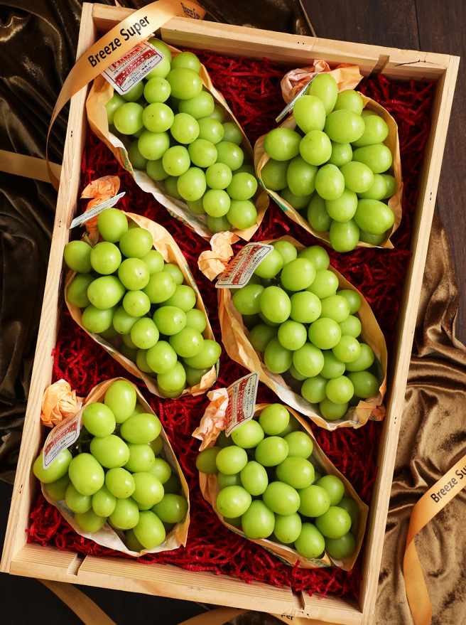 微风超市长野麝香葡萄6串木箱礼盒，推荐价8,000元。(微风提供)

