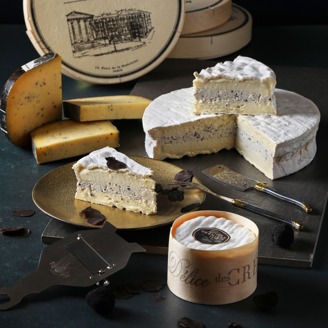 微风超市贩售上百种欧洲新鲜天然起司，起司控最爱的不同种类口味都可以在这里找到。图片为松露之家布里起司，推荐价6,000元，限量20组。(微风提供)