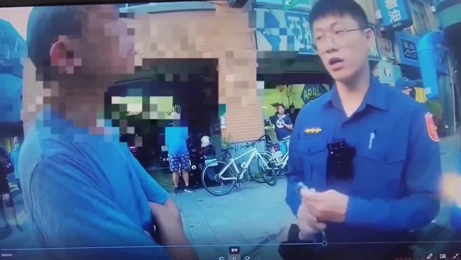 台北市1名蔡姓男驾驶，昨日下午16时许，开车在台北市库伦街与吴姓客运司机发生擦撞车祸纠纷，见员警到场仍不停以三字经辱骂，警方将他依妨害公务、恐吓、毁损、公然侮辱之现行犯逮捕，全案移送地检署侦办。。（翻摄画面）