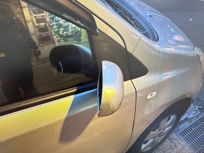 台北市1名蔡姓男驾驶，昨日下午16时许，开车在台北市库伦街与吴姓客运司机发生擦撞车祸纠纷。（翻摄画面）