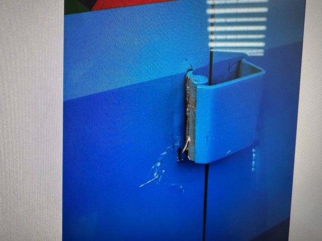 台北市1名蔡姓男驾驶，昨日下午16时许，开车在台北市库伦街与吴姓客运司机发生擦撞车祸纠纷。（翻摄画面）