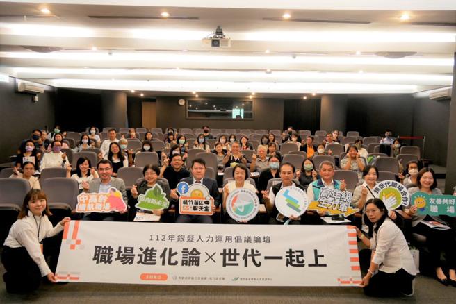 桃竹苗分署林淑媛分署长(右4)和参与银髮倡议论坛的贵宾及民眾合影。（图／桃竹苗分署）