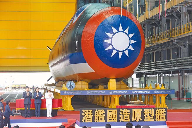 國造潛艦「海鯤」9月28日進行命名及擲瓶儀式，但實際上無法下水，不少海軍耆老拒絕出席背書。（本報資料照片）