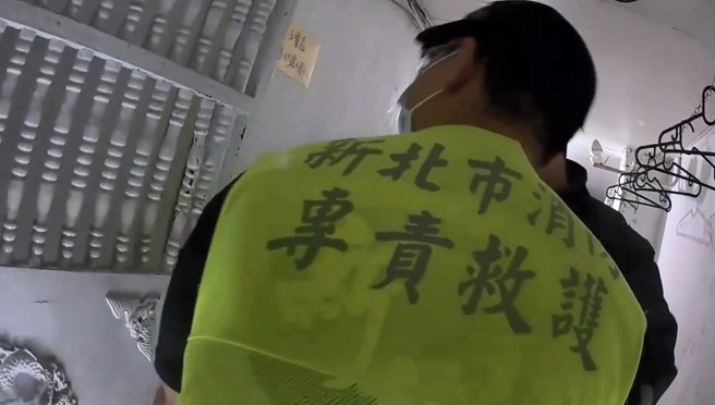 消防队破坏遭反锁的铁门。（黄仲瑜翻摄）