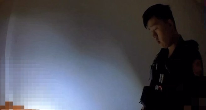 警方对陈男宣读权利并将人逮捕。（黄仲瑜翻摄）