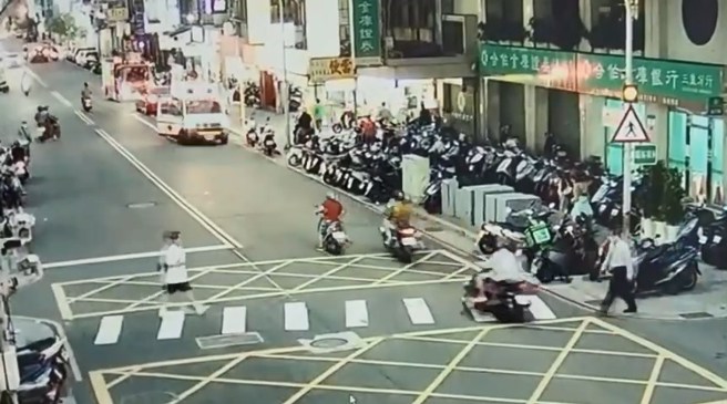 消防队人车到场协助破门。（黄仲瑜翻摄）