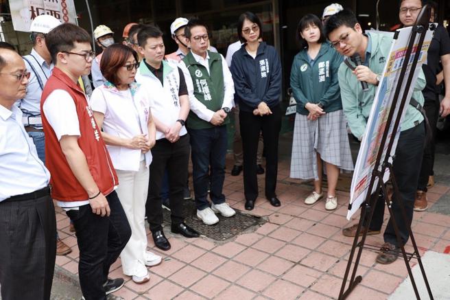 高市议会一行听取交通局简报。（图片来源：高雄市议会提供）