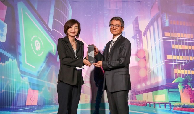 中信银行自主研发的「智能核印系统」荣获「数据智慧创新奖」肯定，由中信银行智能研发部部长宋政隆副总经理（右）代表受奖。(图／中信金控提供)