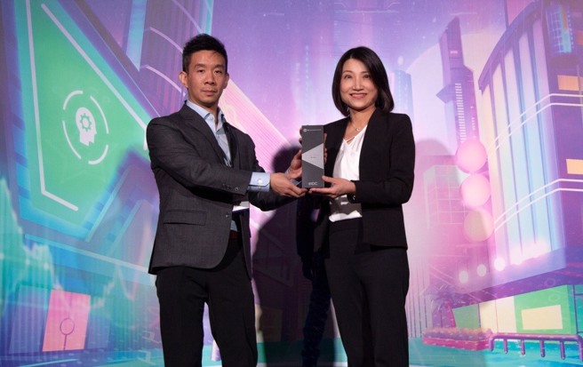中信银行携手中国信托慈善基金会合作的「点燃小B之火：数位爱心捐款功能」勇夺「企业永续奖」，由中信银行数位发展部部长陈鑑蓁协理（右）代表受奖。(图／中信金控提供)

