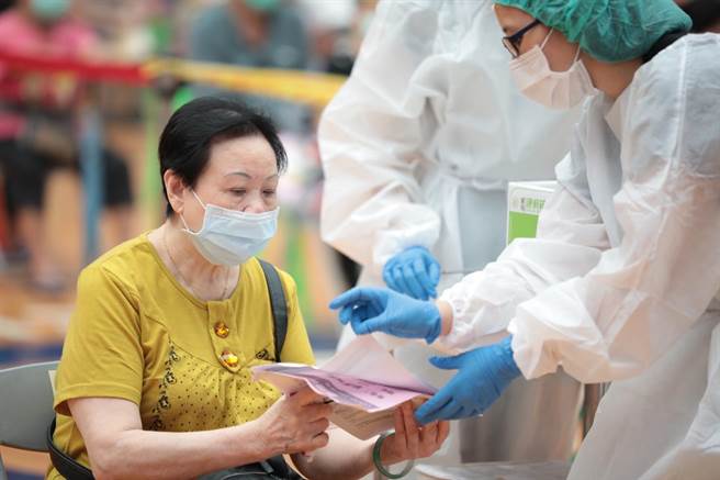 基隆市政府將於10月21日及28日在基隆港務分公司開設莫德納新冠疫苗大型接種站。（基隆市政府提供／張志康基隆傳真）