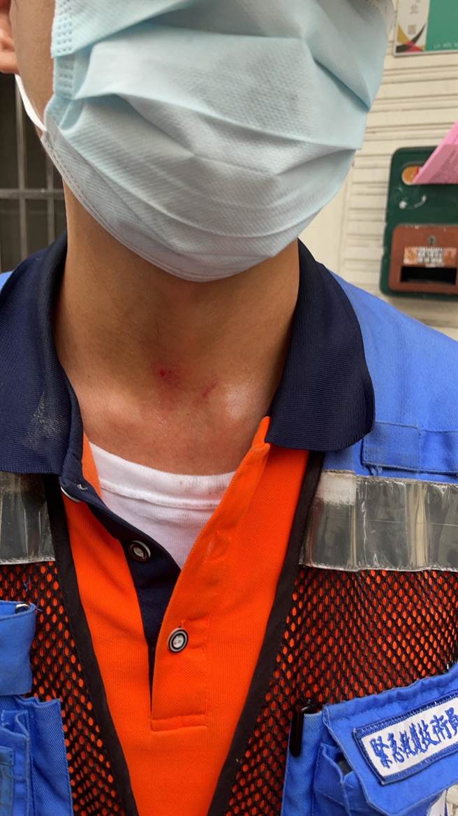 台南市消防局公園分隊19日下午出勤遇到一名男子疑因不滿機車遭救護車擋道，竟攻擊救護人員。(台南市消防局提供／曹婷婷台南傳真)