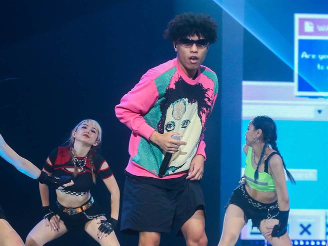 潮州土狗首唱金钟奖却一点都不紧张。（粘耿豪摄）