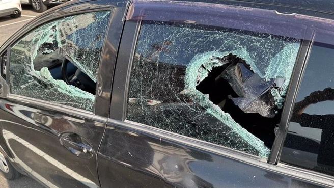 車輛遭砸毀，玻璃碎裂。（黃仲瑜翻攝）