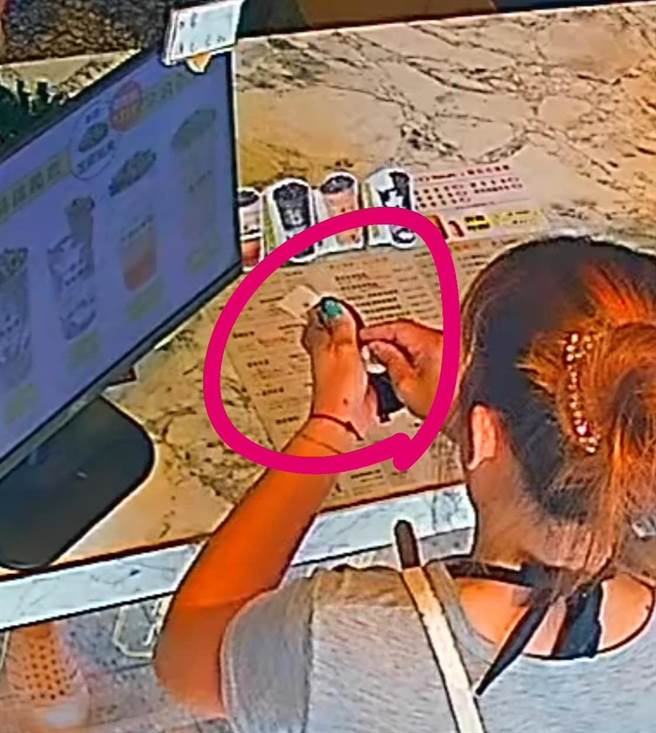 近日屏东里港乡出现1女专以「找错钱」为藉口诈骗店家，虽然金额都仅数十元，但已造成不少店家困扰，有店家怒将监视器PO在地方脸书社团提醒大家要小心，结果引出一堆受害者留言，都称该女为惯犯。（民眾提供／谢佳潾屏东传真）