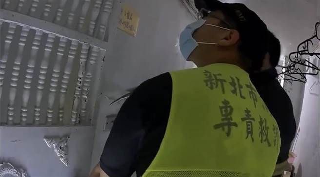 许姓男子受托到友人家拿东西，开门看见屋内一名陌生人还被反锁在门外，警消获报到场破门而入。（翻摄画面）