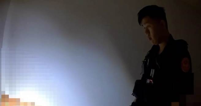 许姓男子受托到友人家拿东西，开门看见屋内一名陌生人还被反锁在门外，警消获报到场破门而入，看见这名陌生人躺在床上休息，随后逮捕依法送办。（翻摄画面）