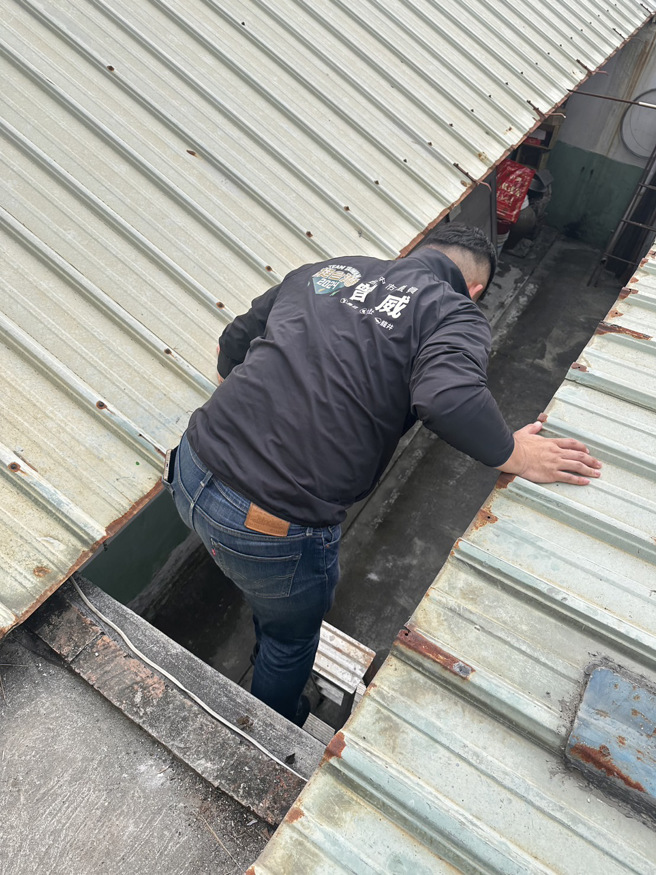 台中市乌日区长寿路1处民宅因四周土地易主，形成「袋地」。近日建商围起铁皮竹篱，住户杨姓夫妻俩无联外道路可进出住家，仅能透过攀爬屋顶外出，孩子担心父母安危，向民代寻求帮助，19日一同会勘。（台中市议员曾威提供／潘虹恩台中传真）