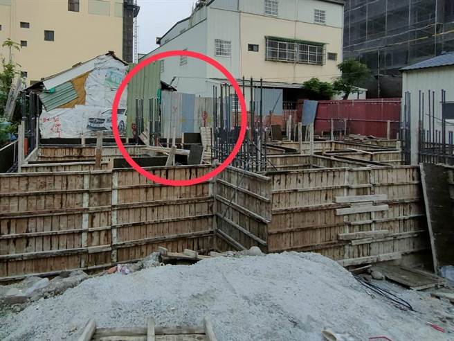 台中市乌日区长寿路1处民宅（红圈处）居住1对年逾70岁的杨姓老夫妻，近年因四周私有土地接连易主，导致民宅形成「袋地」，夫妇俩无联外道路可进出住家，仅能透过攀爬屋顶外出。（潘虹恩摄）