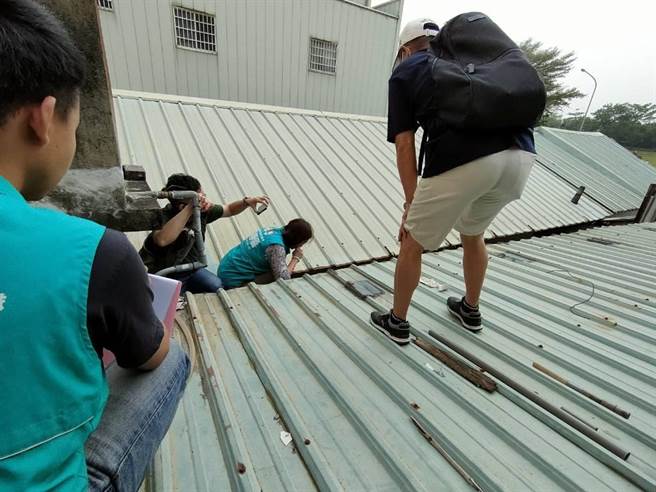 台中市乌日区长寿路1处民宅因四周土地易主，形成「袋地」。近日建商围起铁皮竹篱，住户杨姓夫妻俩无联外道路可进出住家，仅能透过攀爬屋顶外出。多位地方民代与相关单位19日前往会勘。（潘虹恩摄）