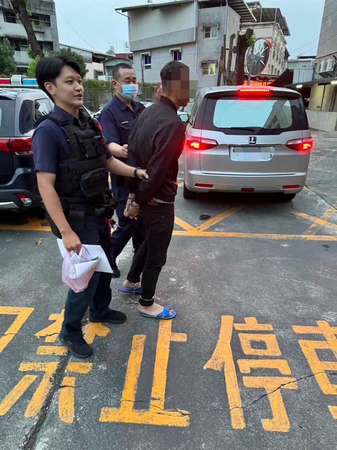 高雄一名28岁郭姓男子怀疑张姓女友与陈姓同事「有一腿」，竟伙同梁姓友人掳人殴打，今天自首落网。（警方提供／任义宇高雄传真）
