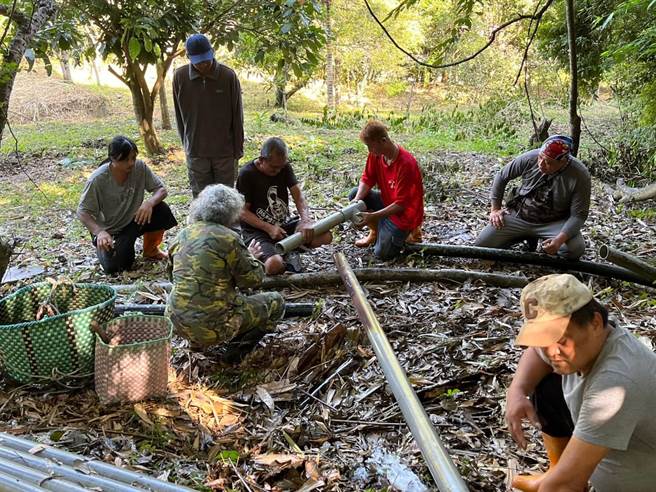 卡努风灾8月4日重创南投县仁爱乡，迄今2个多月聚落居民仍无水可用，得自力救济冒险找水源、拉管线。（南投县议员林婷立提供／杨静茹南投传真）