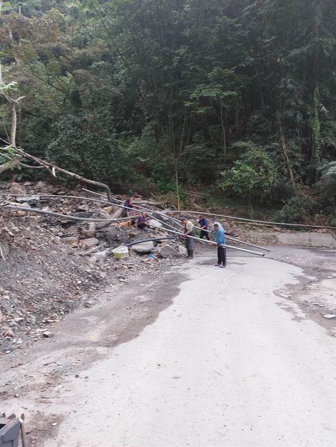 部落简易自来水设施因卡努风灾受创，迄今尚未修復，南丰部落居民越过土石流堆上山找水源。（南投县议员林婷立提供／杨静茹南投传真）