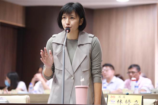 南投县议员林婷立等人关心卡努灾修情况，呼吁加快简易自来水修復进度。（南投县议员林婷立提供／杨静茹南投传真）