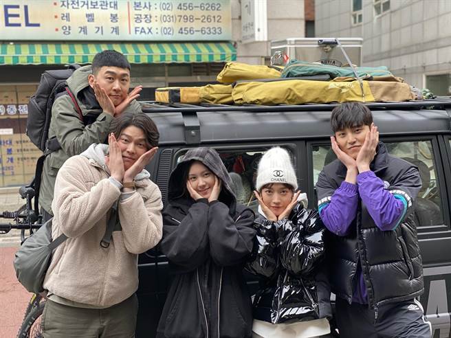 《雉岳山怪谈》由延济旭（左起）、尹筠相、金叡园、裵尹振、李泰焕主演。（华映娱乐提供）