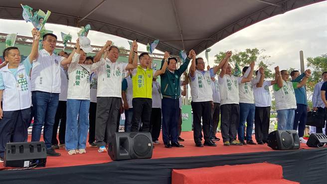 台上齐声大喊「支持赖清德、牵成陈俊宇」，现场支持者摇旗吶喊，欢声雷动。（吴佩蓉摄）