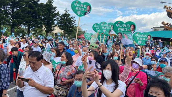 台上齐声大喊「支持赖清德、牵成陈俊宇」，现场支持者摇旗吶喊，欢声雷动。（吴佩蓉摄）