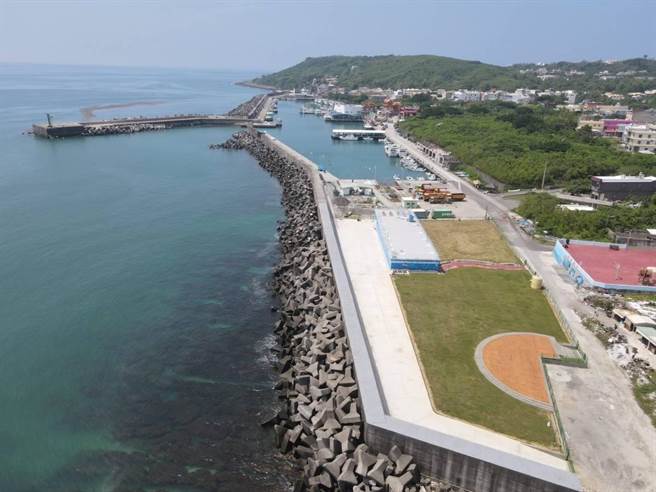 屏东离岛小琉球年均百万人次登岛旅游，县府为改善海域水质积极建设污水处理设施，第4座大福聚落式污水处理设施19日启用，总计4座设施每日可处理3580公吨污水，约全岛近9成生活费污水。（屏县府提供／谢佳潾屏东传真）