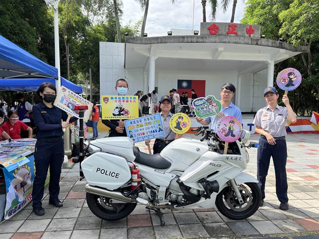 台中市警察局太平分局日前前往國立勤益科技大學校安領航員宣教活動設攤，向學生分享詐騙類型及交通安全宣導，現場擺出警用哈雷重機車超吸睛，引起師生停留。（太平警分局提供／潘虹恩台中傳真）