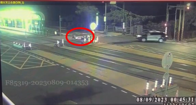 不戴安全帽还逆向跑给警察追，不慎撞击安全岛自摔。（翻摄画面）