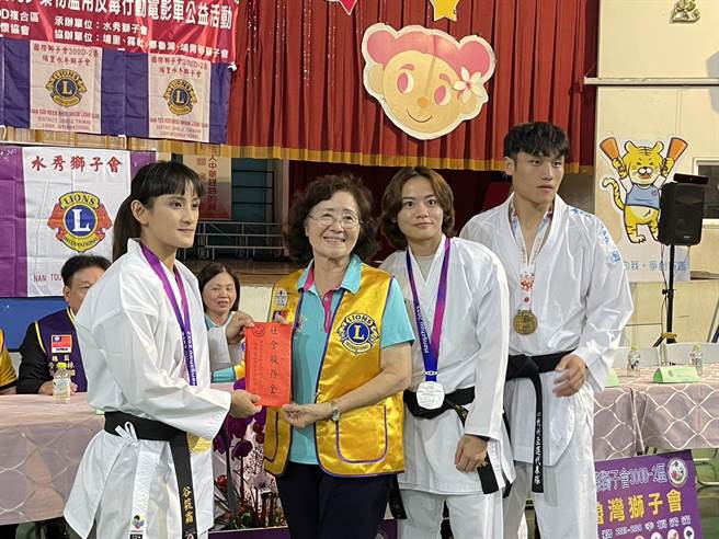 2023亚运空手道金牌谷筱霜、银牌辜翠萍及第5名的石政中受赠奖励金，要阿嬷、南投县前县议员许阿甘（左2）帮忙捐给需要的慈善团体。（杨静茹摄）