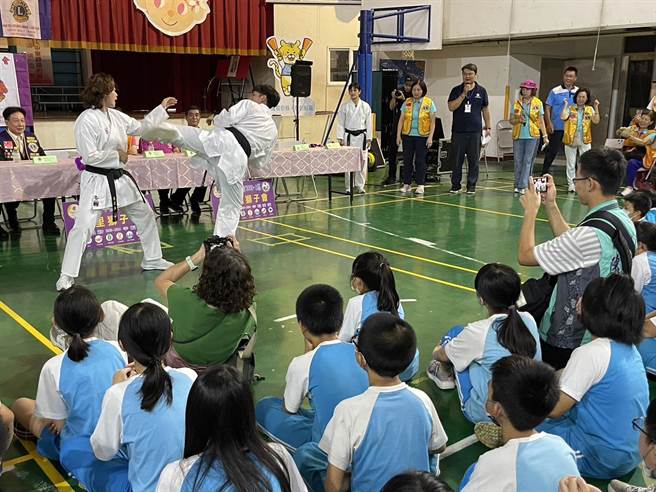 空手道选手谷筱霜、辜翠萍及石政中当反毒大使，进校园呼吁学生从事正当休閒运动，向毒品说不。（杨静茹摄）