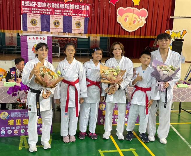 谷筱霜将担任专任教练，而辜翠萍、石政中接续将前往匈牙利参加世界杯比赛，行前接受学生们的祝福。（杨静茹摄）