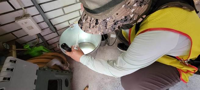 台南本土登革熱19日新增205例，累計已達1萬5759例，登革熱稽督大隊持續針對疫情熱區執行防治孳清稽督工作。(台南市衛生局提供／曹婷婷台南傳真)