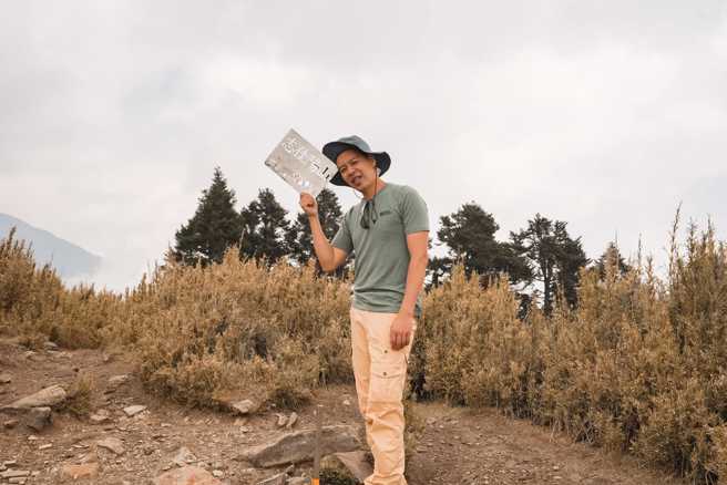 「林叨囝仔」近两年争议不断，如今林爸又被爆料身强体壮，可以上山下海、深蹲、伏地挺身，却领身障手册，买半价的高铁爱心票到处爽玩。(图／取自杂念兽医林叨爸脸书)