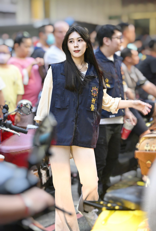 女警照片被拍摄PO网，网友说长得很像韩瑜。（翻摄脸书阵头舞姬）