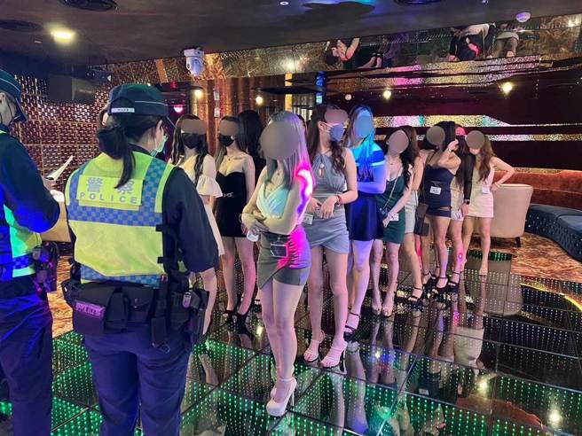 图为警察临检酒店。（新竹市警局提供／王惠慧新竹传真）