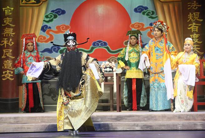 明华园当家小生孙翠凤的包公扮相，气场强大。（张铠乙摄）