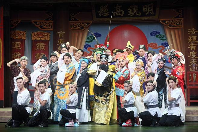 《散戏》是改编自作家洪醒夫的同名小说，描述民国50年代台湾社会变迁，人们对电影、电视的兴趣大过看歌仔戏，歌仔戏班面临严峻考验。（张铠乙摄）