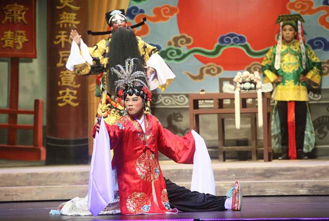 将作家洪醒夫小说〈散戏〉搬上戏剧舞台，明华园总团代表作《散戏》将重演，描述传统戏曲面临转型时刻，失去一个黄金年代，如何再造另一个黄金年代，本周末在台北国家戏剧院演出。（张铠乙摄）