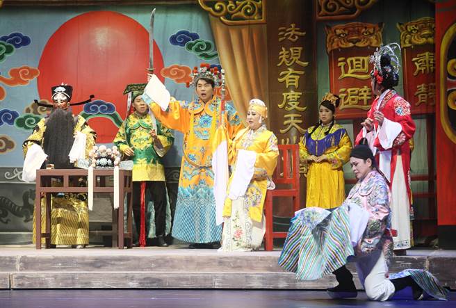 孙翠凤在《散戏》饰演戏班子团长阿珠姊，剧情描述她因临时要上阵代打演员演出，必须挑战快速换装，秒从熟龄阿姊，变身成黑面包青天。（张铠乙摄）