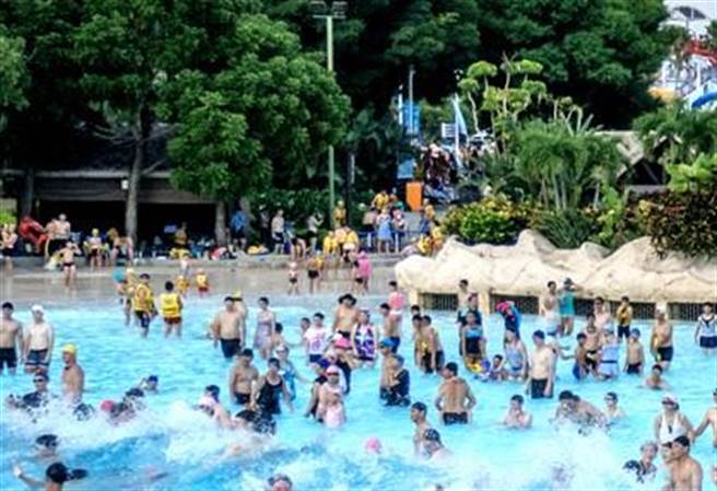 马拉湾日前发生男游客做出不雅动作，警方要查影片上传者。（翻摄照片）