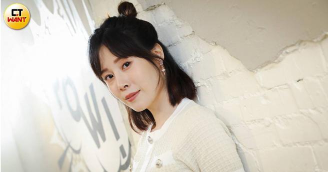 蔡亘晏在电影《他马克老板》中饰演臭脸女强人，戏外她则有着说真话的直肠子性格。（图／侯世骏摄）