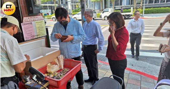 過去在台塑敦北舊大樓附近擺攤賣素食的李伯伯，也跟著到了內湖做生意，他說已經提早跟顧客宣傳了，但中午時段走出來用餐的人很少，完全不像是有千人聚集的辦公地點。（圖／林榮芳攝）