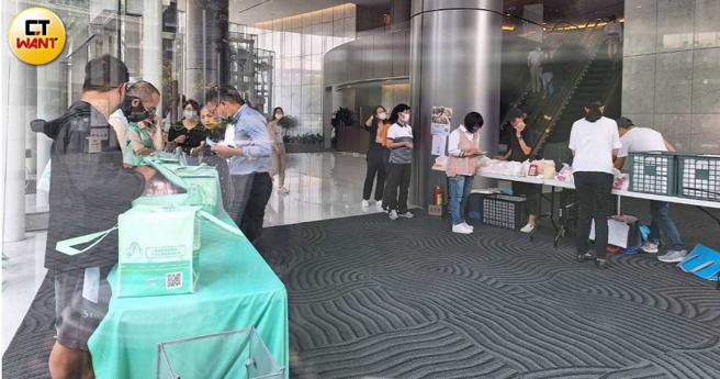 台塑和外部單位合作，員工可預訂便當、飲料於大廳取餐，業者更是主打精選信義區等多個地方的美食供選擇。（圖／林榮芳攝）